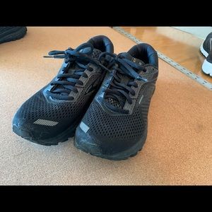 Brooks Ghost 12 Womens 9.5 GUC snow studs
